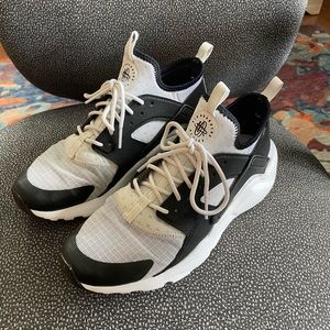 Nike Air huarache run ultra GS Sz6.5Y Black&White